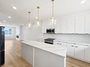 Building Photo - 4125-4117 17 Ave SW