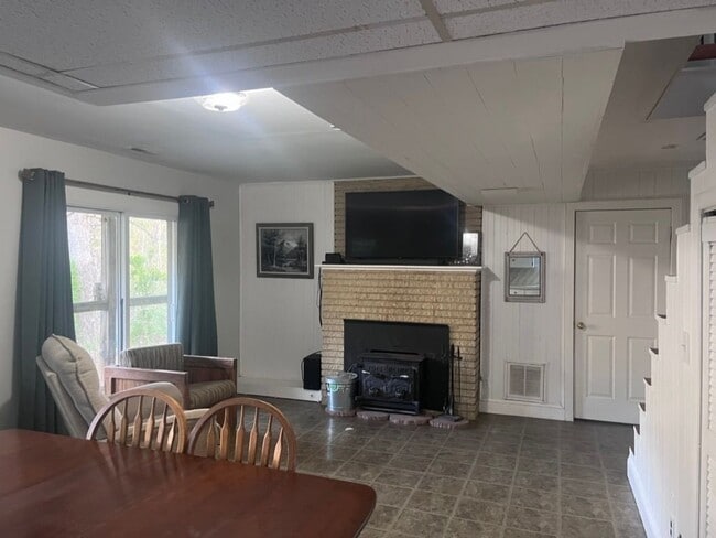Building Photo - 304 Pine Dr