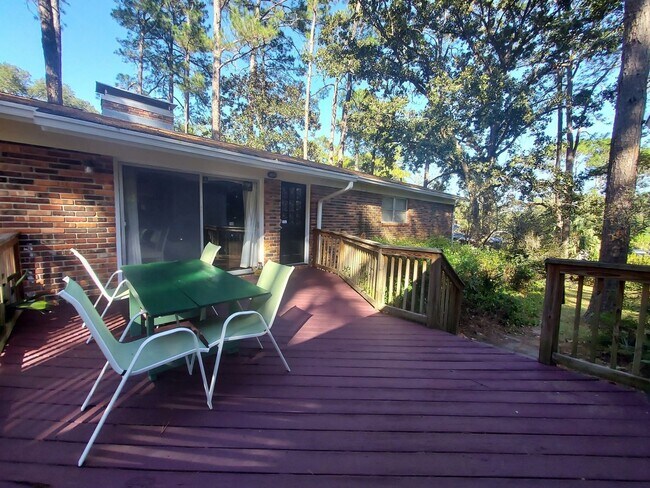 Building Photo - Spacious Family Home with Large Deck in Pa...