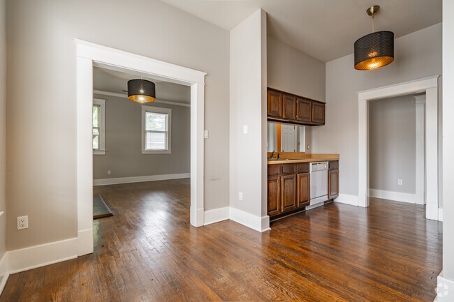 2BR, 2BA - 1586SF - Dining Room - 200 Stonewall St