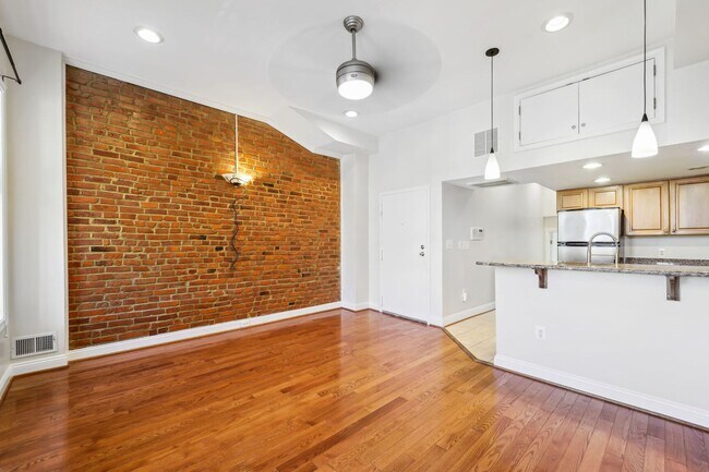 Building Photo - 1008 N St NW
