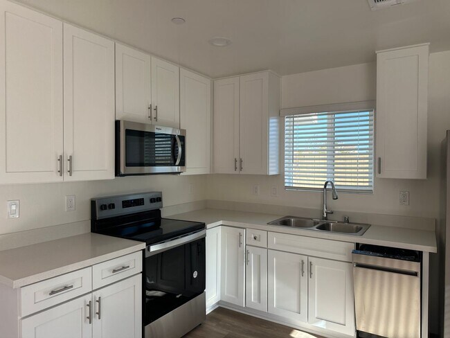 Building Photo - 916 W Perdew Ave