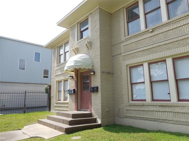 Building Photo - 316 W Gray St