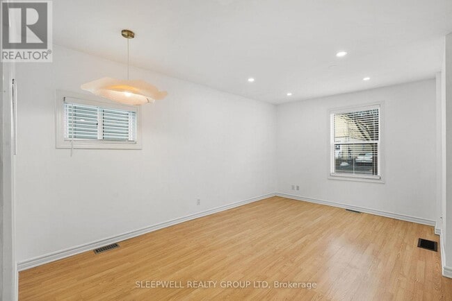 Building Photo - 33 Pinhey St