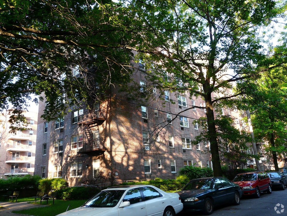 Primary Photo - 1560 Pelham Pky