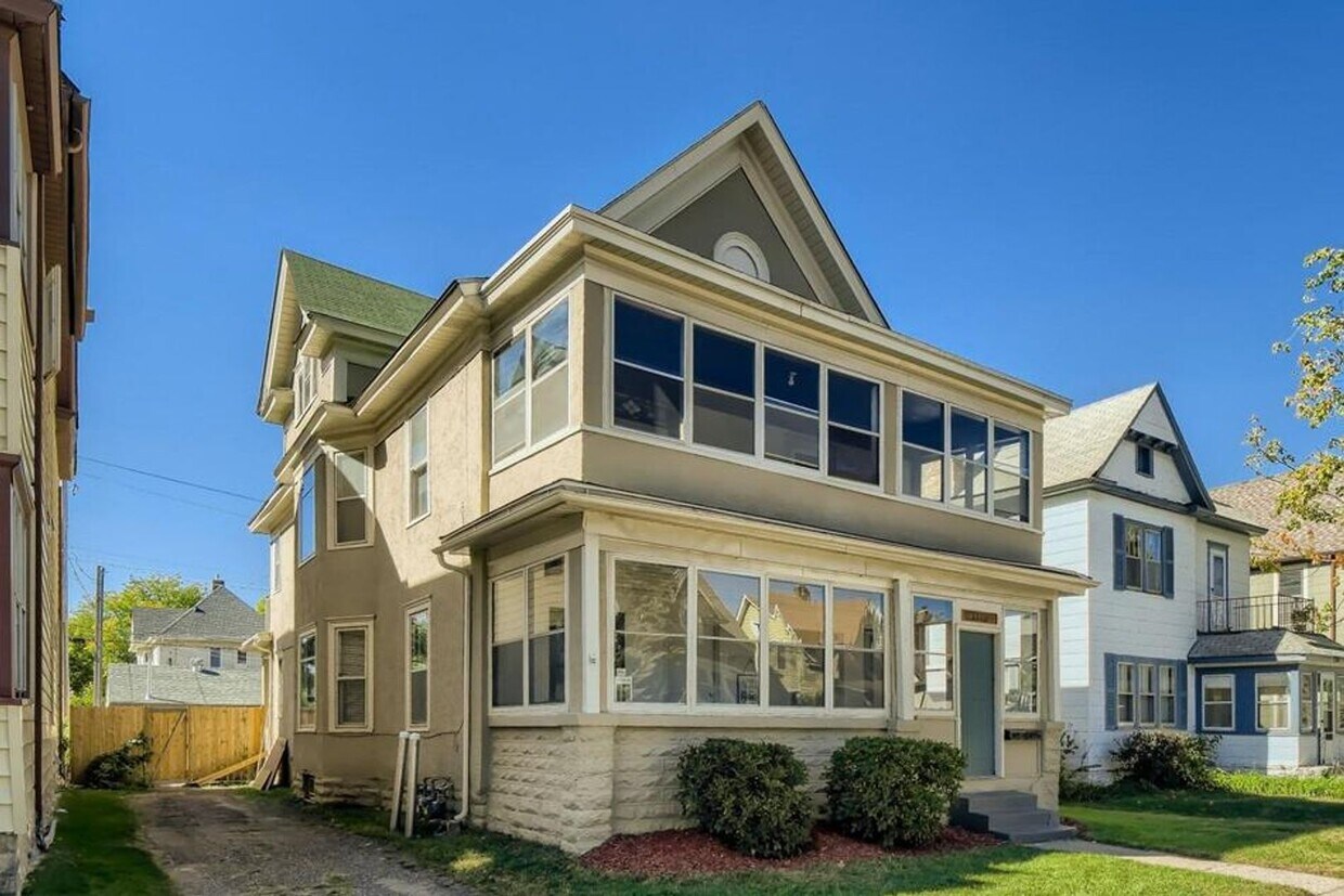 Primary Photo - Terrific 3 bed 1 bath home