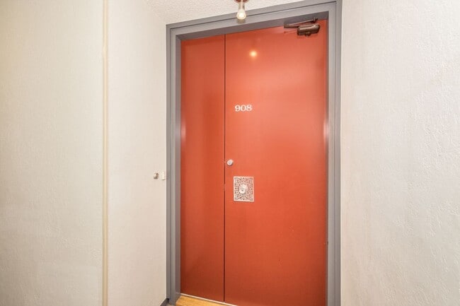 Building Photo - High Rise Living in the Heart of Downtown Palo Alto!