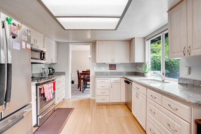 Building Photo - Beautiful 5 bed 3 bath Kirkland single fam...