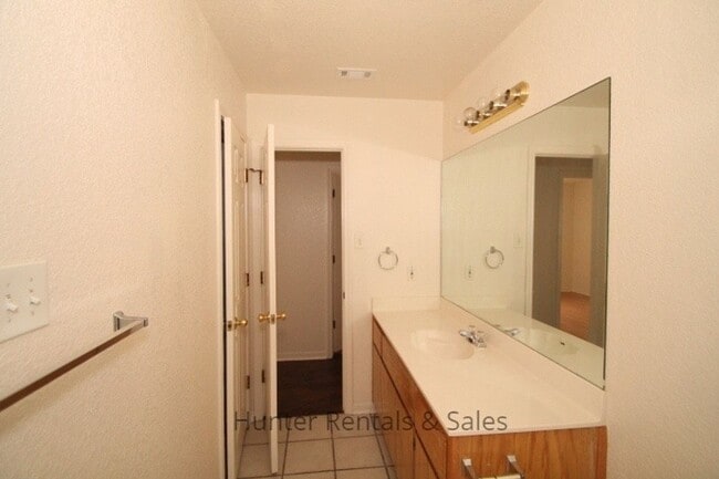 Building Photo - 4301 Thunder Creek Dr