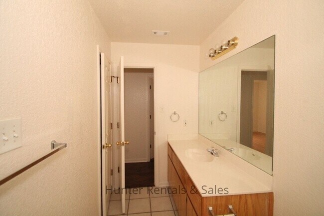 Foto del edificio - 4301 Thunder Creek Dr