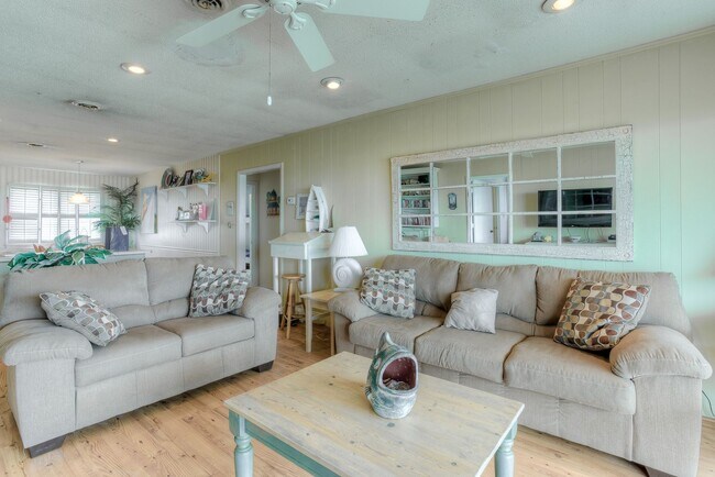 Foto del edificio - VINTAGE BEACHFRONT COTTAGE AVAILABLE FOR OFF-SEASON MONTHLY RENTAL
