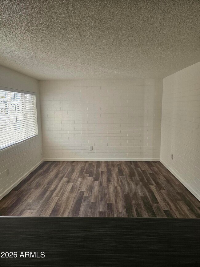 Building Photo - 521 E Bethany Home Rd