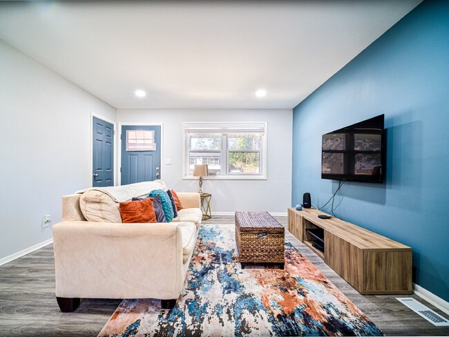 Foto del edificio - "Charming 2-Bedroom Retreat with Granite Elegance on Thornton Road!"