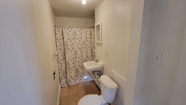 Foto del edificio - Charming 1-Bedroom Lower Duplex Unit in Convenient Eau Claire Location!