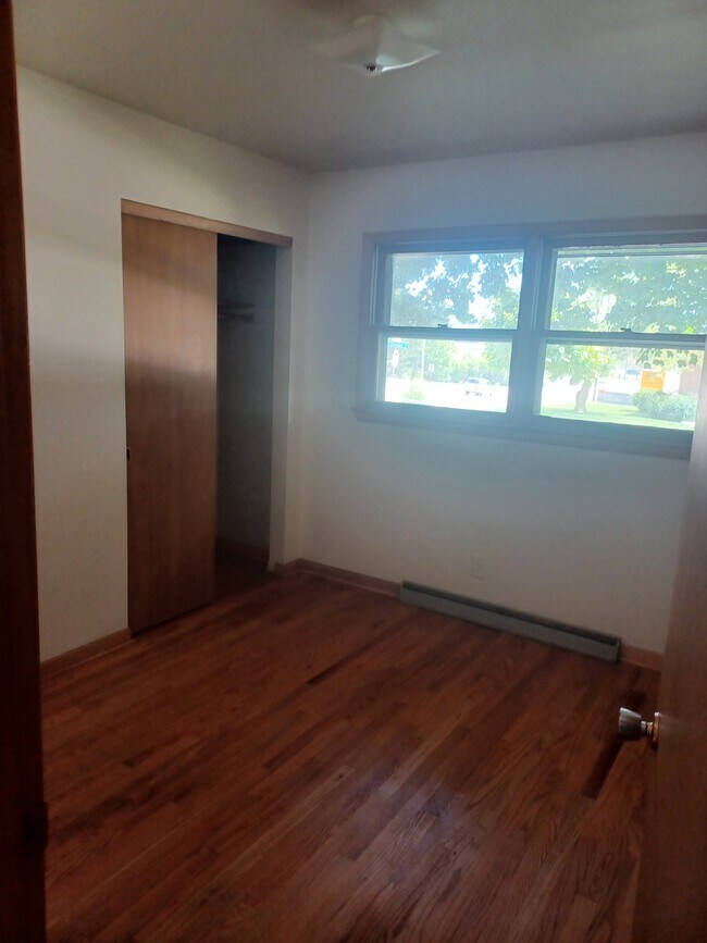 Foto del edificio - 211 W. Decorah Rd.