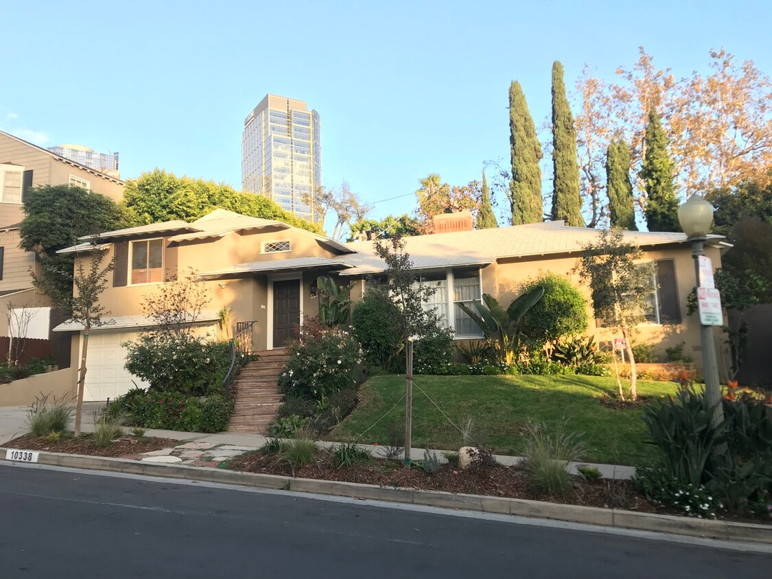 Building Photo - 10338 La Grange Ave