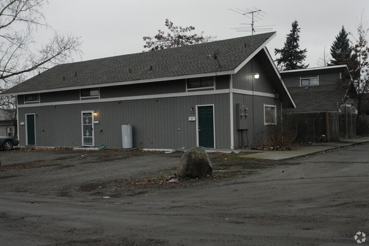 Foto del edificio - 3021-3031 E Jackson Ave