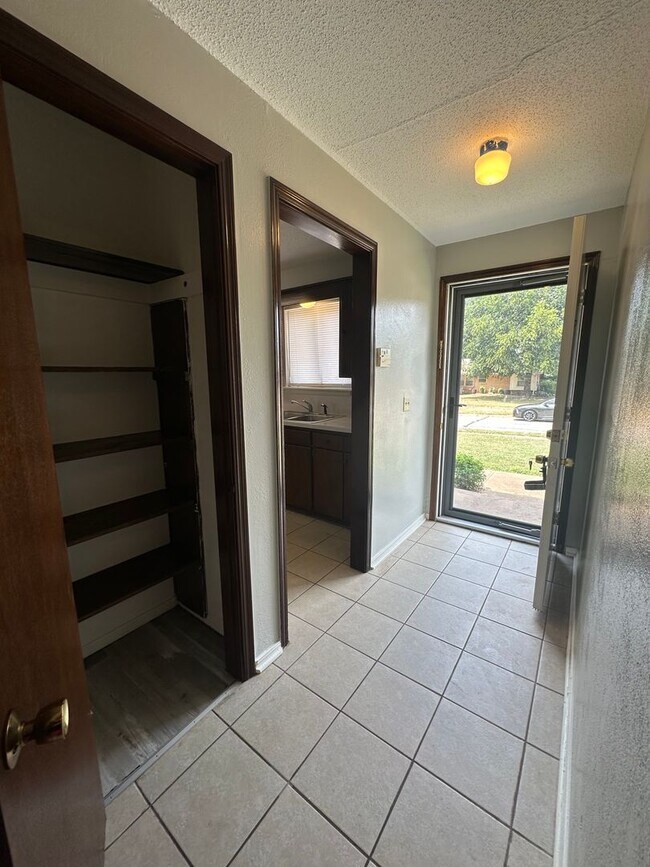 Building Photo - 3 Bed 1 Bath Brick Home with 1 Car Garage