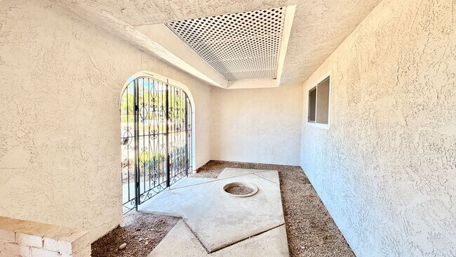 Foto del edificio - Wonderful Single-Story Home with Remodeled Kitchen and Baths, Fresh Paint, and Minutes to downtow...