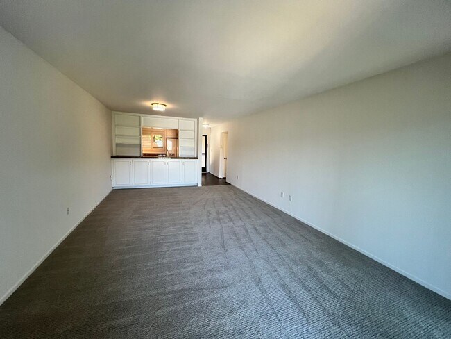 Building Photo - TWO BEDROOM / TWO BATH CONDO IN SPYGLASS W...