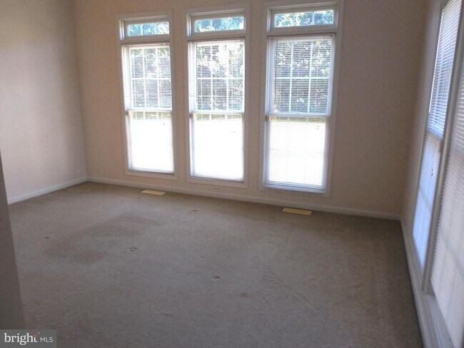 Building Photo - 325 Julia Way