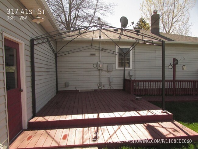 Building Photo - 3 BEDROOM | 2 BATHROOM | GARAGE | WEST