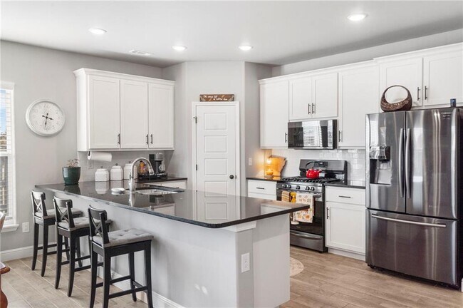 Building Photo - 102 Manfield Ave