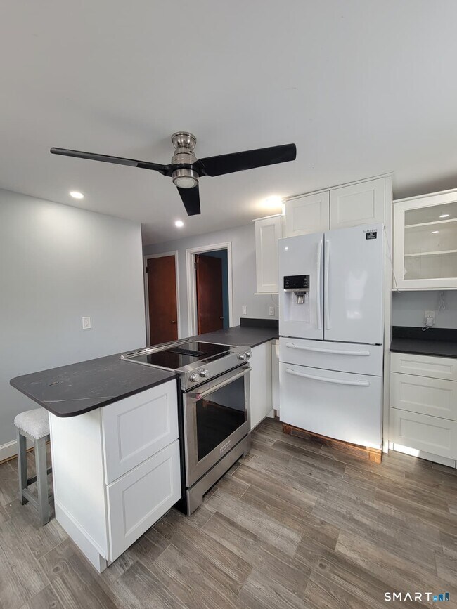 Building Photo - 895 Pleasant Valley Rd