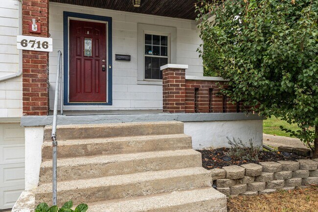 Photo - MADISONVILLE - Charming 3+ Bed Cape Cod House