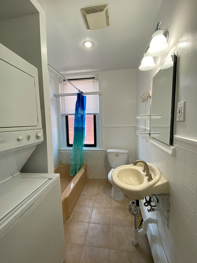 Baño #1 - 1414 Snyder Ave