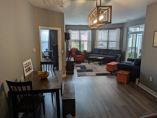 Foto del edificio - 1619 N Farwell Ave
