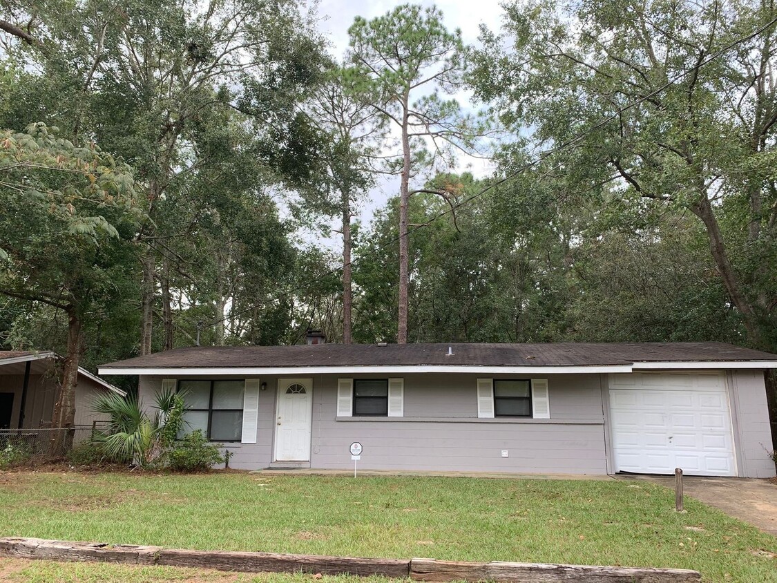 4 bed/ 2.5 bath home, Walk to the stadium!... - 4 bed/ 2.5 bath home, Walk to the stadium!...