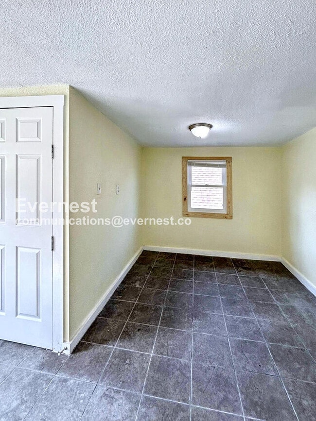 Foto del edificio - 3391 W 117th St