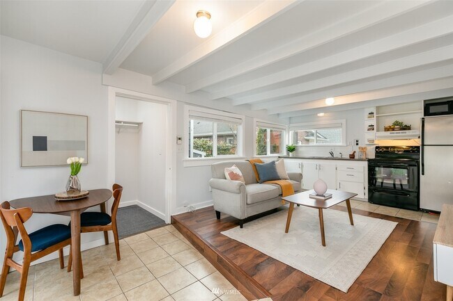 Sala principal y cocina - 353 NW 89th St