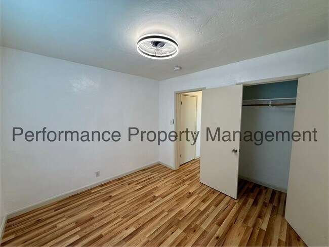 Foto del edificio - 720 Woodrow Ave