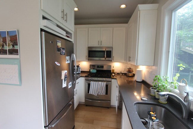Building Photo - 27 Elmwood St