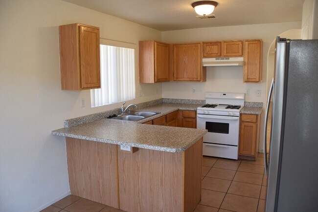 Building Photo - SINGLE STORY SOUTHWEST  HOME