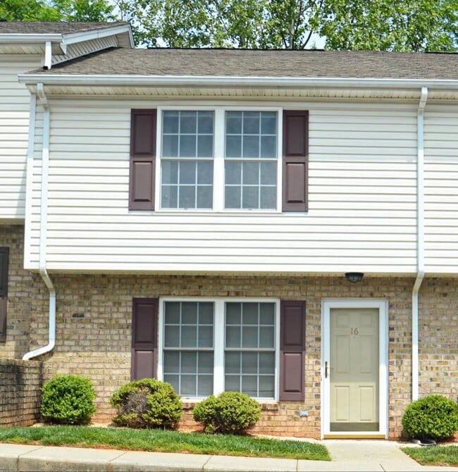 Foto del edificio - 2 BR 2.5 BTH Townhouse off Wards Ferry Rd