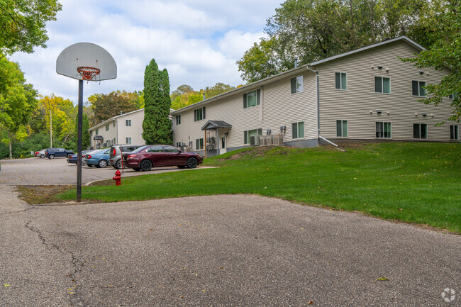 Basketball Court - Huntington Hills Apartments & Townhomes