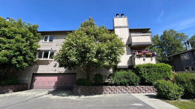 Building Photo - Bright 2 Bed / 2 Bath Condo with views of ...