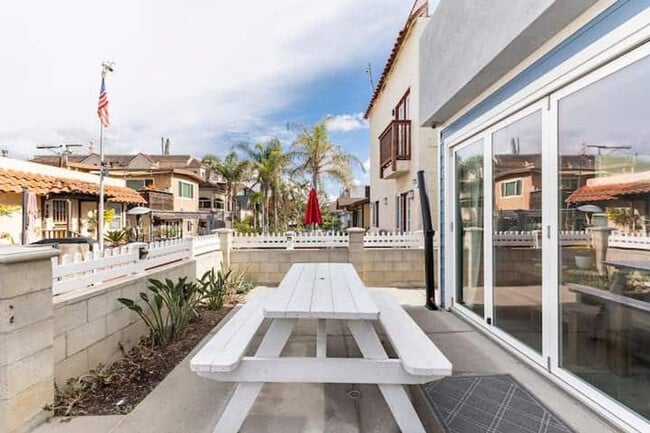 Building Photo - 717-21 Island Ct