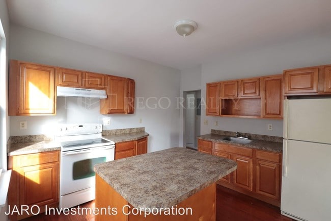 Building Photo - 263 Martin St