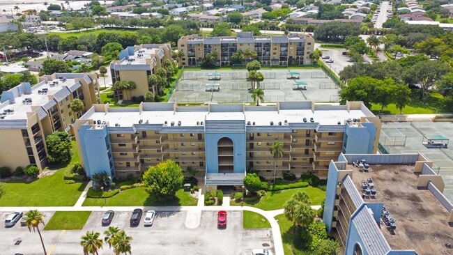 Building Photo - 2820 Tennis Club 204 Dr