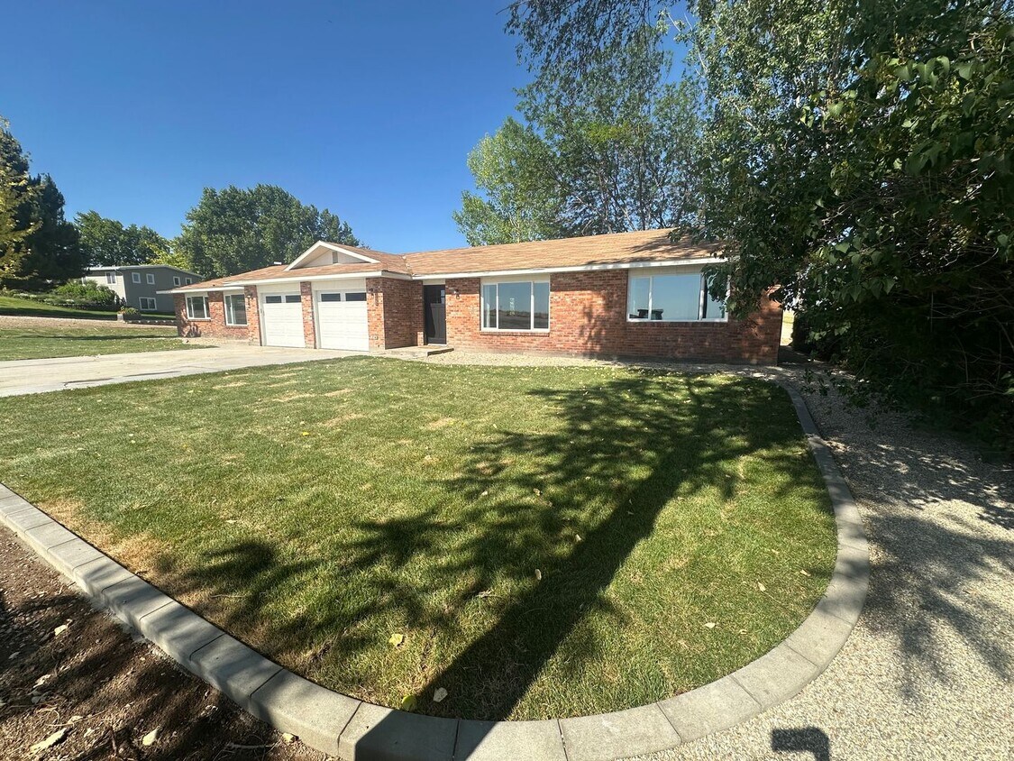 Foto principal - 2 bed, 1 Bath, 1 Car Garage, - Modern Insi...