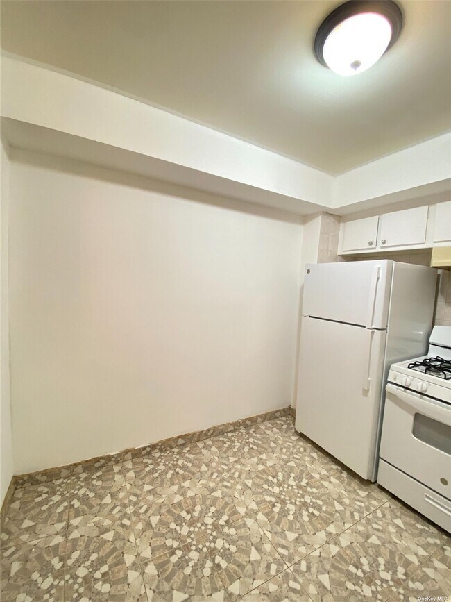 Building Photo - 100-20 39th Ave