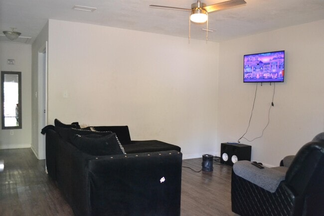 Foto del edificio - 5568 Lumberjack Ln