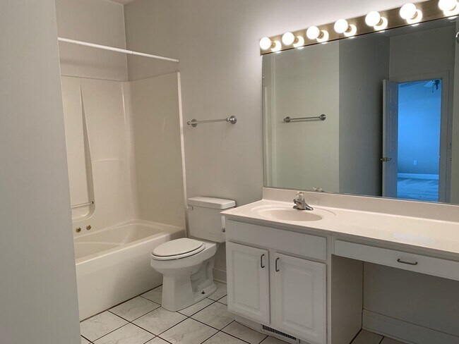 Foto del edificio - 3 Bedroom 2.5 Bath End Unit Townhouse