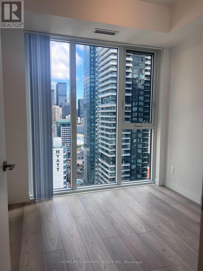 Photo du bâtiment - 400 King St W