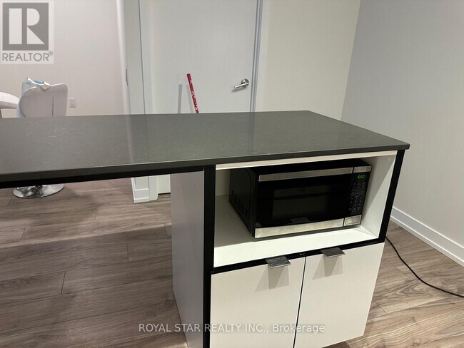 Photo du bâtiment - 4065 Confederation Pkwy