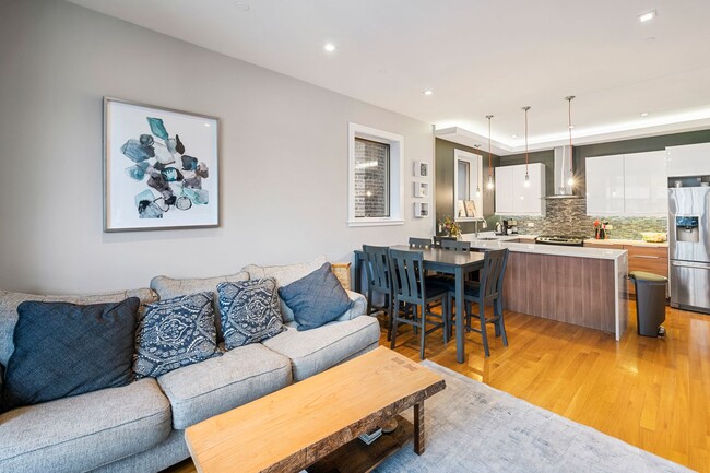 Building Photo - WICKER PARK - ULTRA MODERN 3BD/2BTH COND FOR RENT!